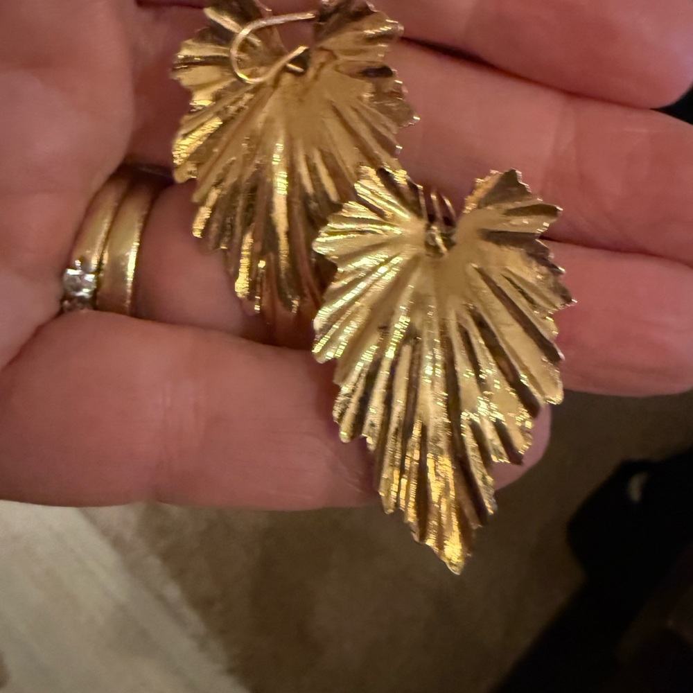 Vintage 1970s Gold Tone Leaf Earrings - Picture 2 of 4